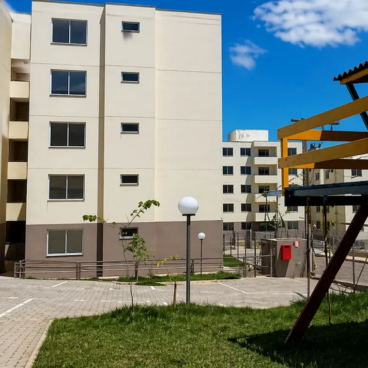 Conjunto habitacional com prédios residenciais e playground infantil em área comum no Residencial Recanto das Águas