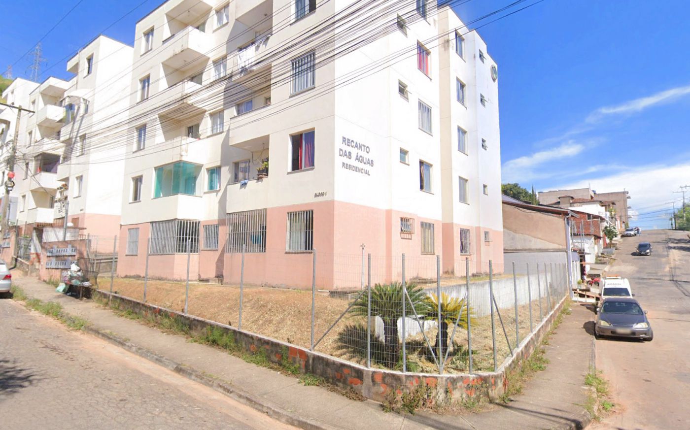 Conjunto habitacional com prédios residenciais e playground infantil em área comum no Residencial Recanto das Águas