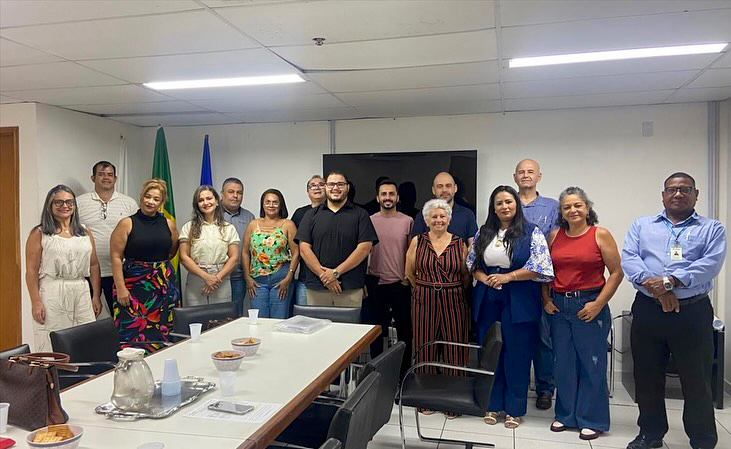 Grupo de representantes posa em sala de reuniões durante encontro ligado à eleição do Conselho Municipal de Habitação em Ipatinga