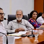 Participantes de audiência pública na Câmara Municipal de Ipatinga discutem políticas habitacionais, regularização fundiária e atendimento à população em situação de rua durante reunião em plenário.