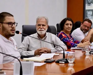 Participantes de audiência pública na Câmara Municipal de Ipatinga discutem políticas habitacionais, regularização fundiária e atendimento à população em situação de rua durante reunião em plenário.