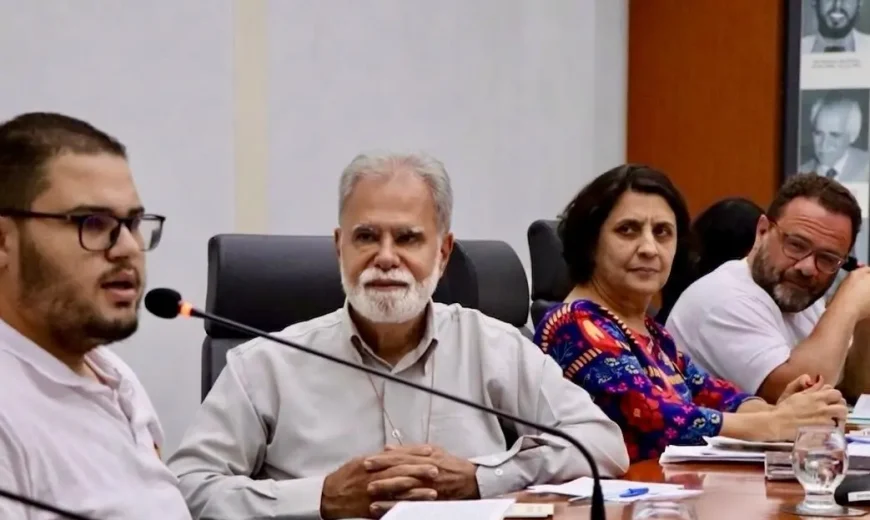 Participantes de audiência pública na Câmara Municipal de Ipatinga discutem políticas habitacionais, regularização fundiária e atendimento à população em situação de rua durante reunião em plenário.