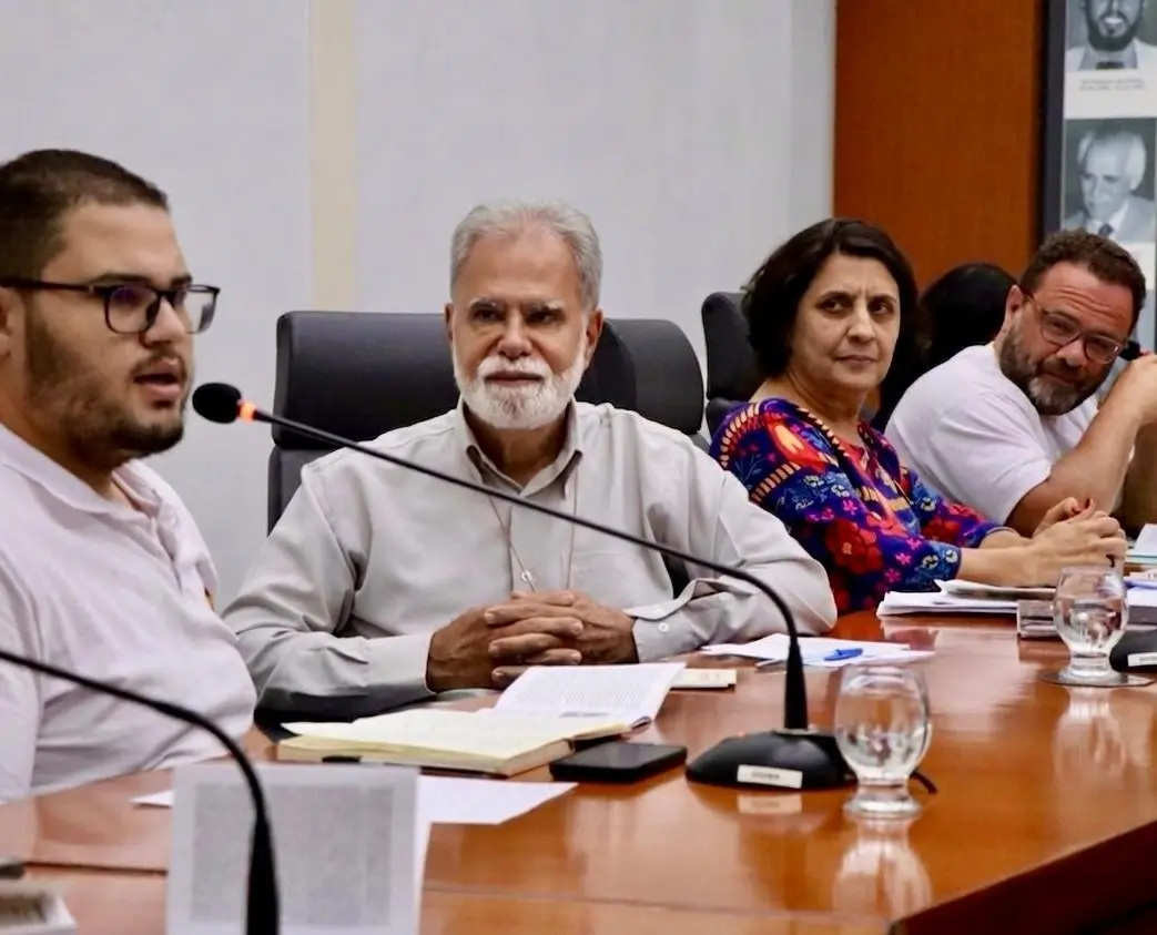 Participantes de audiência pública na Câmara Municipal de Ipatinga discutem políticas habitacionais, regularização fundiária e atendimento à população em situação de rua durante reunião em plenário.