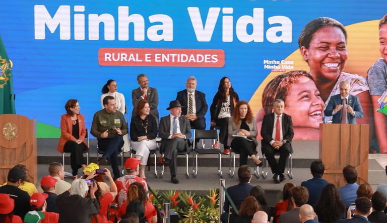 Autoridades e representantes de movimentos sociais durante o anúncio da ampliação do Minha Casa, Minha Vida Rural e Entidades para 85 mil novas moradias.